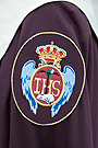 Escudo de la hermandad en la capa de los nazarenos de la Hermandad de la Entrega