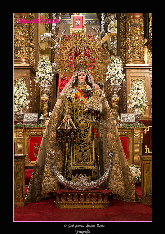 Nuestra Señora del Carmen Coronada