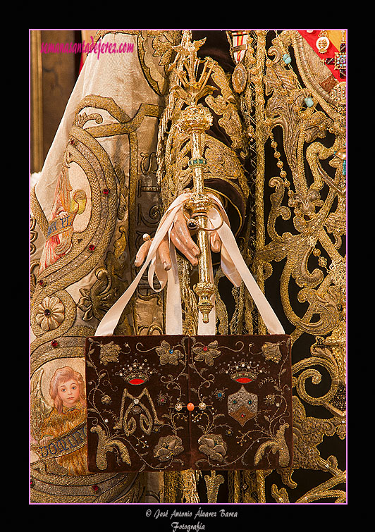 Mano derecha de Nuestra Señora del Carmen Coronada