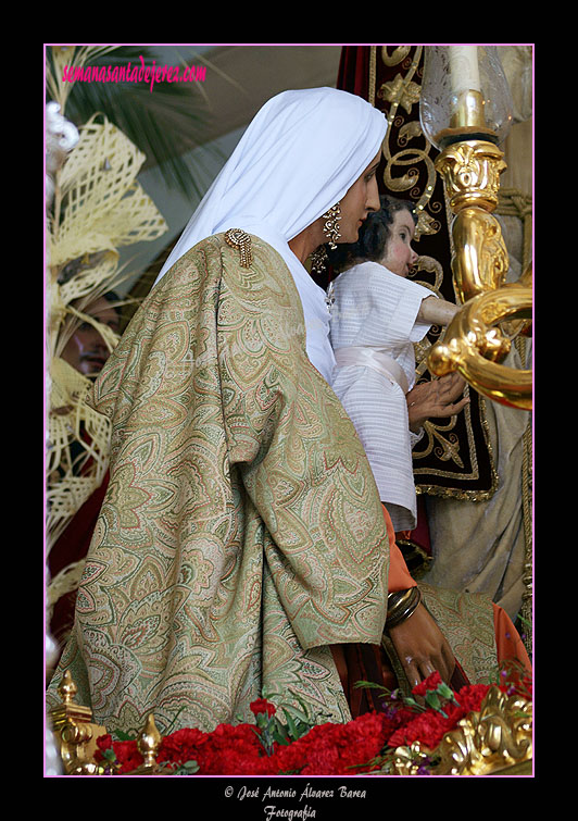 Mujer presentando al niño (Paso de Misterio de Cristo Rey en su Entrada Triunfal en Jerusalén)