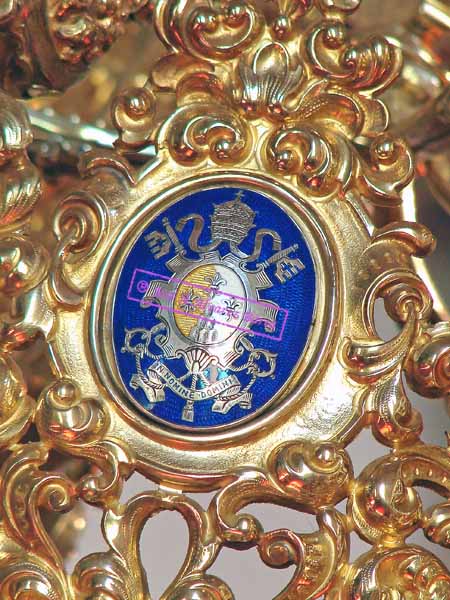 Detalle del escudo de esmalte del Papa S.S.Pablo IV (reinante cuando se bendijo la corona) en la corona de Nuestra Señora de la Estrella