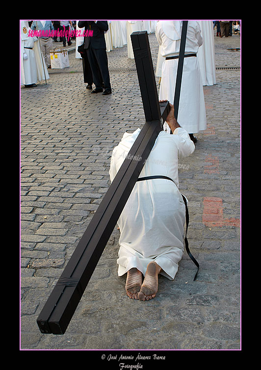 Penitente con cruz de la Hermandad del Transporte