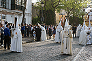 Nazarenos portando bocinas de la Hermandad del Transporte