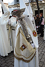 Nazareno portando bocina de la Hermandad del Transporte