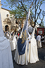 Nazareno portando la Bandera de la Virgen de la Hermandad del Transporte