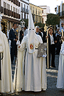 Nazareno portando el Libro de Reglas de la Hermandad del Transporte