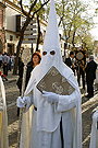 Nazareno portando el Libro de Reglas de la Hermandad del Transporte