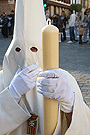 Cirios de cera de color blanco para los nazarenos de la Hermandad del Transporte