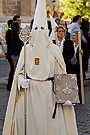 Nazareno portando el Libro de Reglas de la Hermandad del Transporte