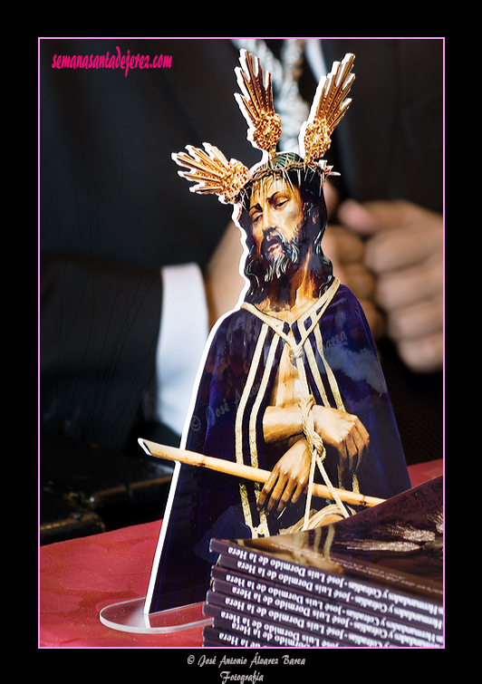 Detalle en la mesa petitoria en el Besapiés del Santísimo Cristo de la Coronación de Espinas 2012