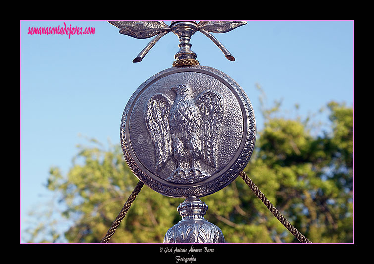 Moneda romana en el asta del Senatus de la Hermandad de la Coronación de Espinas