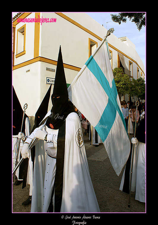 Nazareno portando la Bandera de la Virgen de la Hermandad de la Coronación de Espinas