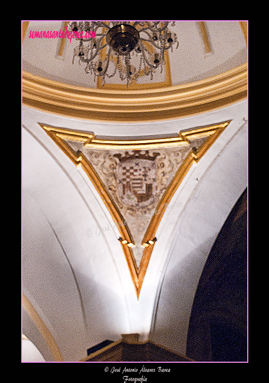 Escudo pintado en la bóveda central (Capilla de los Desamparados)
