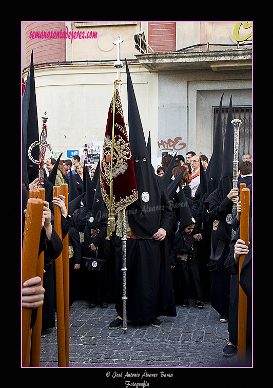 Nazareno portando el Banderín de la Juventud de la Hermandad de las Angustias