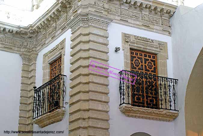 Balcones en la nave principal de la Capilla de Nuestra Señora de las Angustias