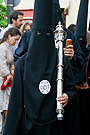 Nazareno portando maza de la Hermandad de las Angustias
