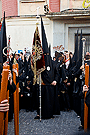 Nazareno portando el Banderín de la Juventud de la Hermandad de las Angustias
