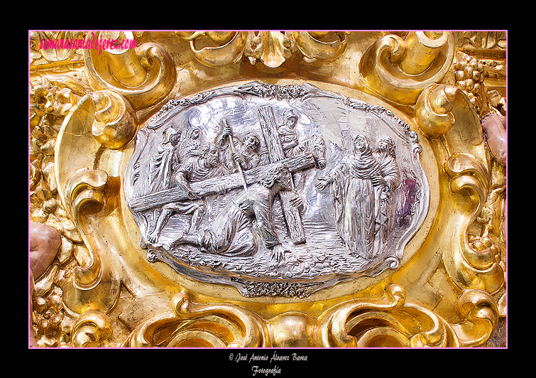 Cartela de un lateral de la canastilla del Paso de Misterio de la Sagrada Cena de Nuestro Señor Jesucristo