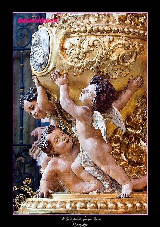 Angelitos en la canastilla del Paso de Misterio de la Sagrada Cena de Nuestro Señor Jesucristo