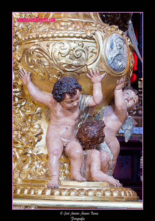 Angelitos en la canastilla del Paso de Misterio de la Sagrada Cena de Nuestro Señor Jesucristo