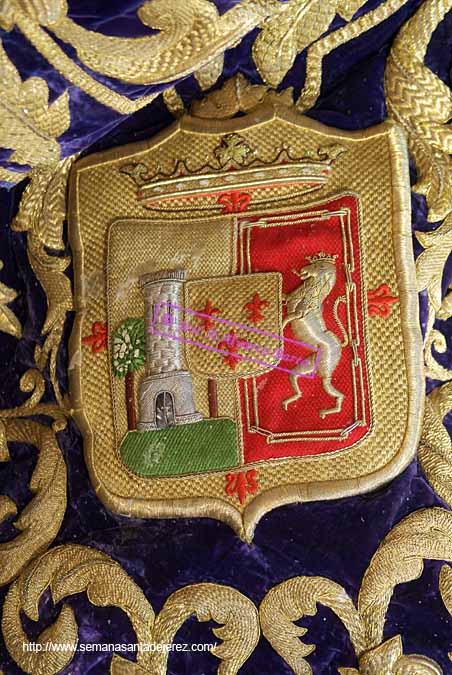 Escudo bordado en el manto de salida de Santa Maria de la Paz