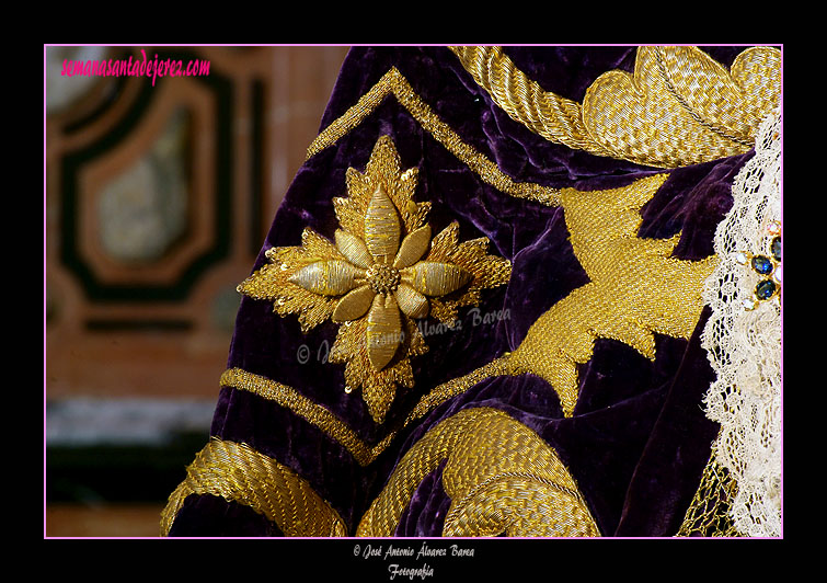 Detalle de los bordados del manto de salida de Santa María de la Paz y Concordia