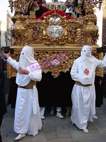 Nazarenos maniqueteros del Paso de Misterio de la Hermandad de la Sagrada Cena