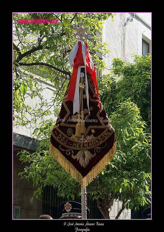 Banderín de la Agrupación Musical Nuestra Señora de la Estrella, de Dos Hermanas (Sevilla), tras el paso de Misterio de la Hermandad de la Sagrada Cena