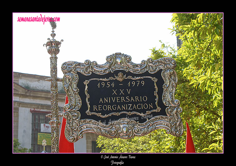 Banderín conmemorativo del XXV aniversario de la reorganización de la Hermandad de la Sagrada Cena (anverso)