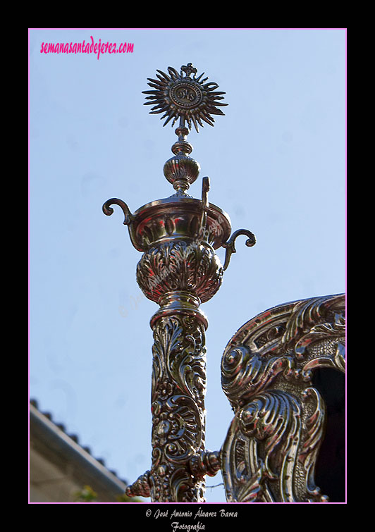Remate del asta del Banderín conmemorativo del XXV aniversario de la reorganización de la Hermandad de la Sagrada Cena