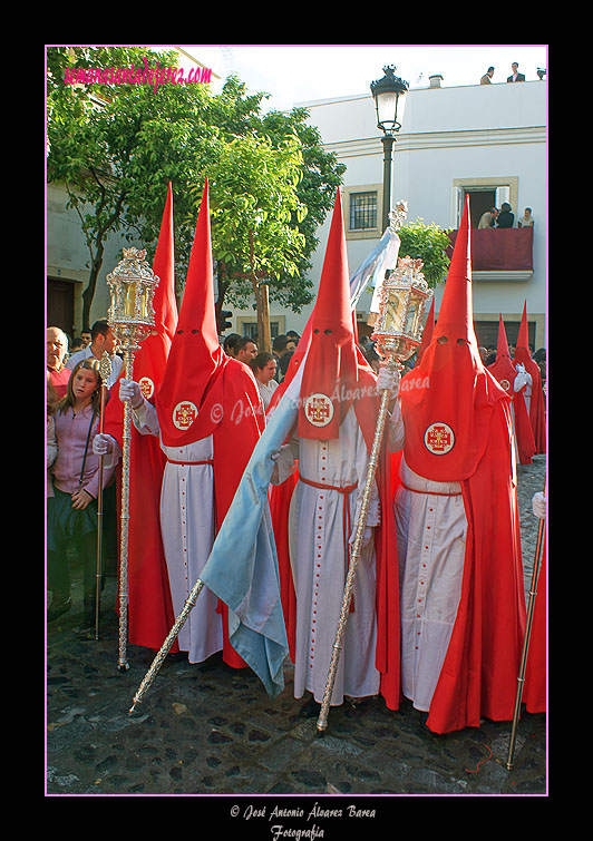 Nazareno portando la Bandera de la Virgen de la Hermandad de la Sagrada Cena