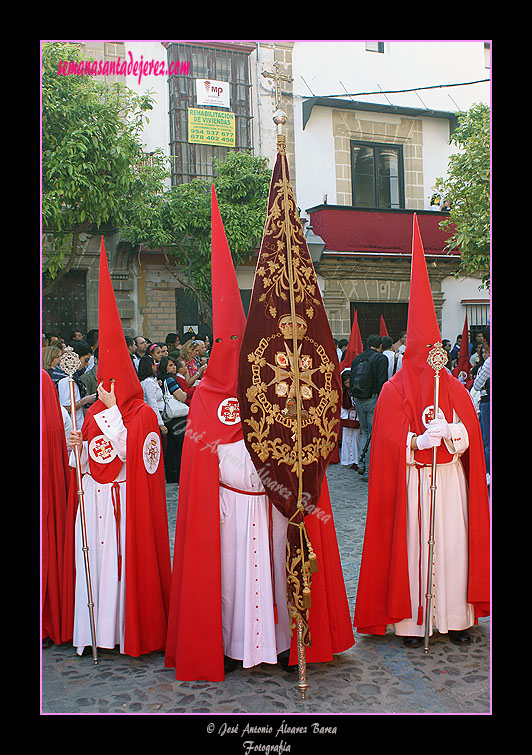 Nazareno portando el Estandarte de la Hermandad de la Sagrada Cena