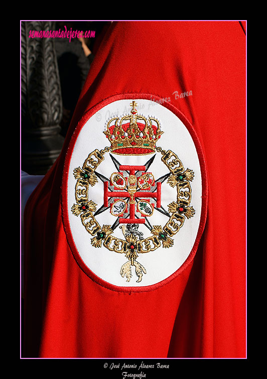 Escudo en la capa de los nazarenos de la Hermandad de la Sagrada Cena