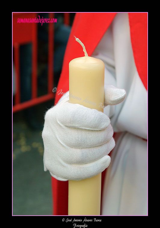 Cirio de cera de color blanco de los nazarenos de la Hermandad de la Sagrada Cena