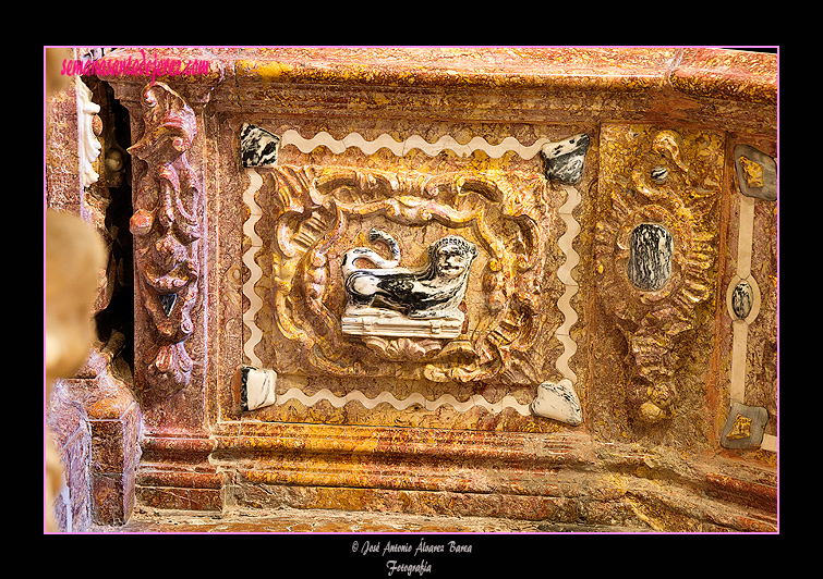 Detalle del comulgatorio de la capilla de Santa María de la Paz (Iglesia de San Marcos)