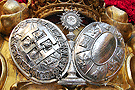 Escudo de la Hermandad en el frontal de la canastilla del paso de Misterio de la Sagrada Cena de Nuestro Señor Jesucristo