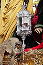 Angel sosteniendo un farol en los laterales de la canastilla del Paso de Misterio de la Sagrada Cena de Nuestro Señor Jesucristo