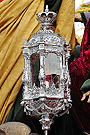 Farol en el lateral de la canastilla del Paso de Misterio de la Sagrada Cena de Nuestro Señor Jesucristo