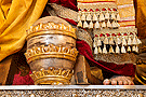 Tiara a los pies de San Pedro en el Altar de Besamanos de Santa María de la Paz y Concordia 2012
