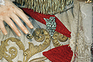Detalle de los bordados de la saya de salida de Santa María de la Paz