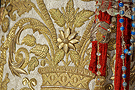 Detalle de los bordados de la saya de salida de Santa María de la Paz
