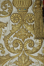 Detalle de los bordados de la saya de salida de Santa María de la Paz