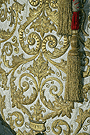 Detalle de los bordados de la saya de salida de Santa María de la Paz