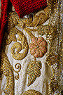 Detalle de los bordados de la saya de salida de Santa María de la Paz