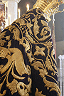 Detalle de los bordados del manto de salida de Santa María de la Paz