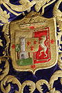 Escudo bordadoi en el manto de salida de Santa María de la Paz