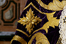 Detalle de los bordados del manto de salida de Santa María de la Paz