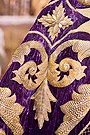 Detalle de los bordados del manto de salida de Santa María de la Paz