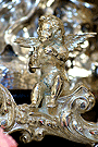 Detalle del angelito con un caliz en la mano del llamador del Paso de Palio de Santa María de la Paz