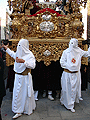 Nazarenos maniqueteros del Paso de Misterio de la Hermandad de la Sagrada Cena